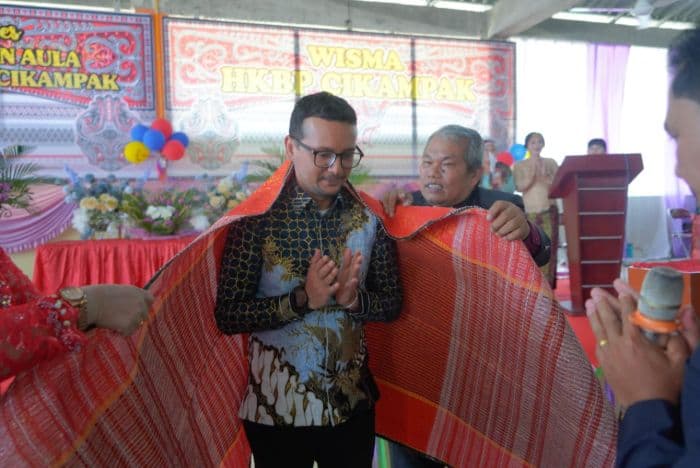 bupati_labusel_hadiri_pesta_pembangunan_aula_gereja_hkbp_cikampak_simbol_dukungan_nyata_untuk_umat