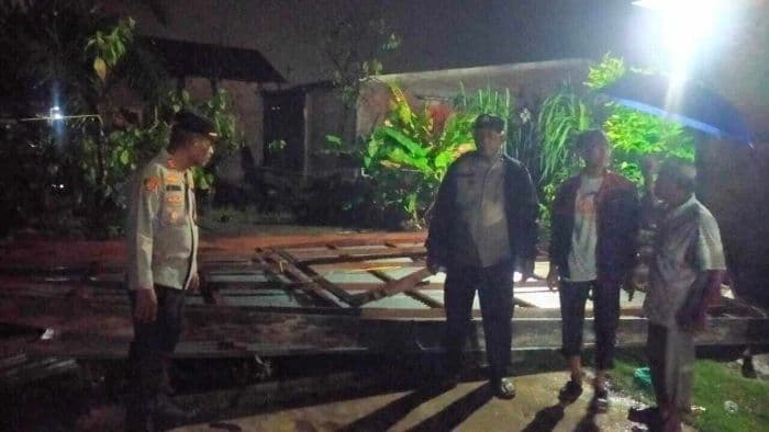 hujan_deras_disertai_angin_kencang_sebabkan_30_rumah_rusak_di_medang_deras