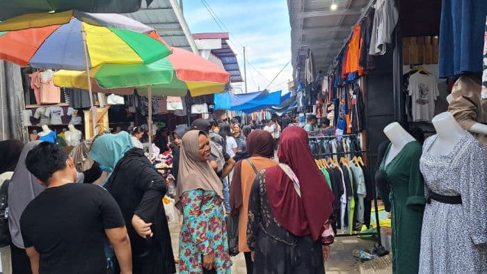 libur_iduladha_pasar_melati_dipadati_pemburu_pakaian_bekas_murah