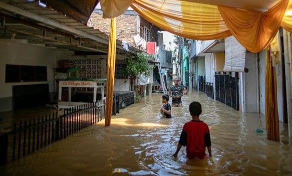 banjir_jakarta_meluas_ke_62_rt_ketinggian_air_di_cililitan_capai_13_meter_