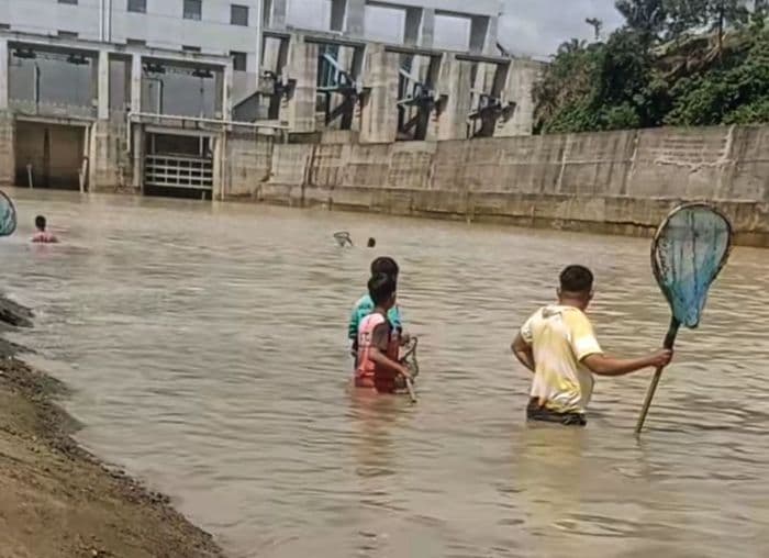 bendungan_plta_kuta_gajah_dibuka_ratusan_warga_turun_ke_sungai_wampu_tangkap_ikan