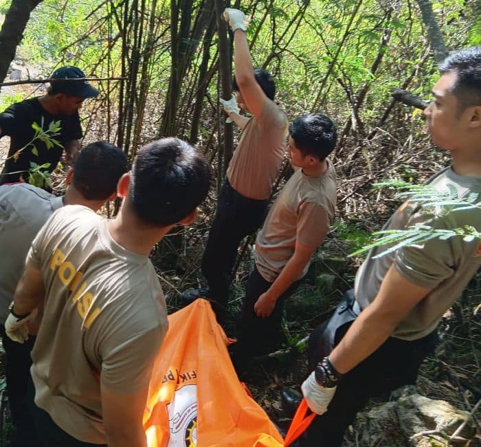 foto_evakuasi_korban_kecelakaan_mobil_l300_yang_membawa_11_penumpang_di_tele_samosir