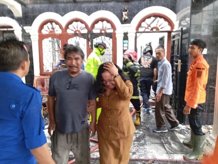 rumah_di_jalan_kain_batik_siantar_terbakar_petugas_damkar_masih_padamkan_api