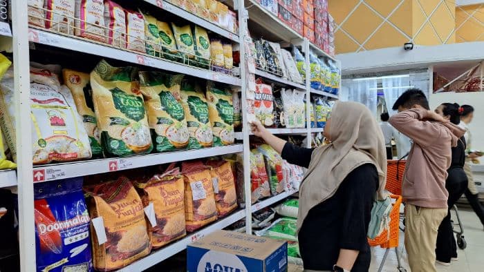 beras_premium_masih_langka_di_medan_pembelian_dibatasi_10_kg_per_orang