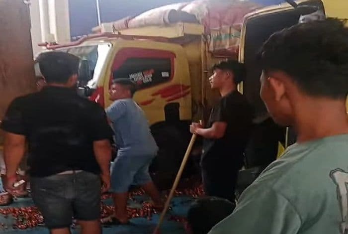 dihantam_badai_saat_menuju_sibolga_dua_truk_di_dalam_kapal_pt_wjl_terbalik