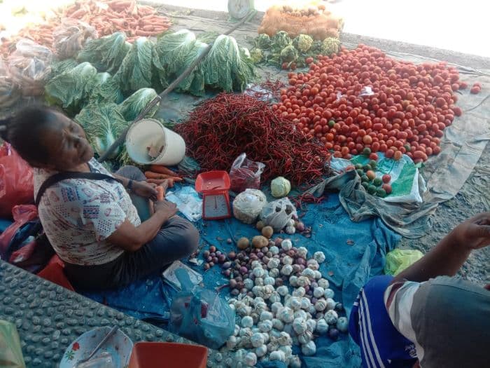 harga_cabai_dan_bawang_turun_di_pasar_tradisional_balige