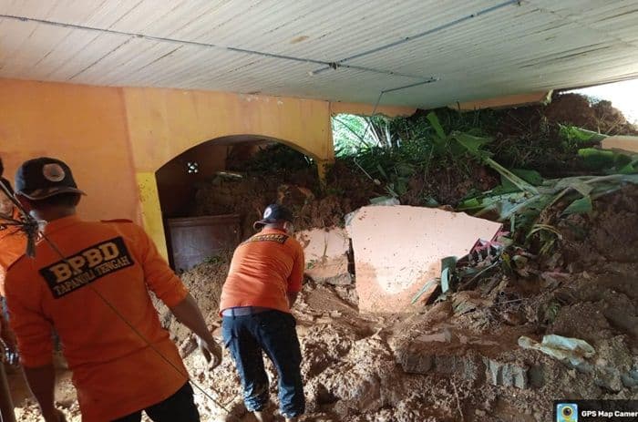 masjid_nurul_ikhwan_di_tapteng_tertimpa_longsor_warga_hibahkan_lahan_untuk_relokasi
