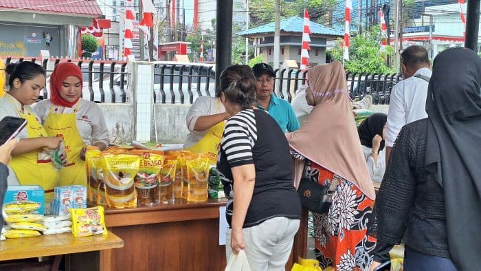 pasar_murah_disperindag_sumut_salurkan_5_ton_beras_sphp_dan_komoditas_pokok