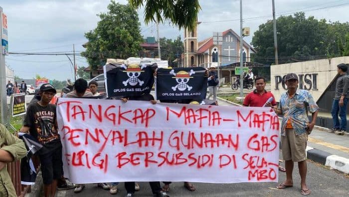 puluhan_warga_demo_polda_sumut_desak_usut_mafia_gas_oplosan_di_percut_sei_tuan