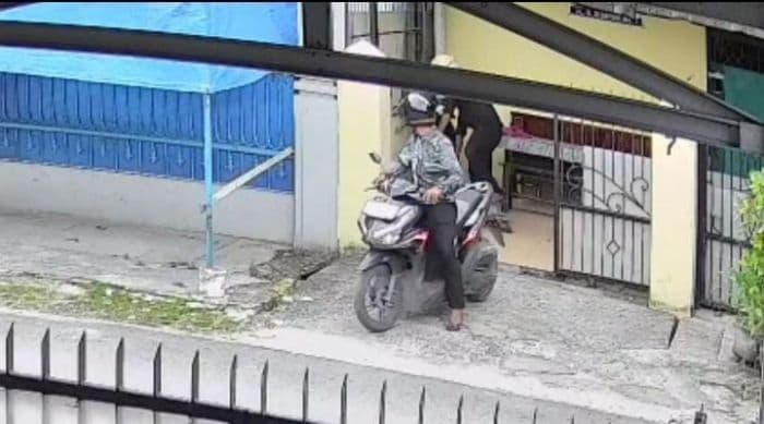sepeda_motor_mahasiswi_umsu_raib_dicuri_di_koskosan_jalan_gaharu_medan_terekam_cctv