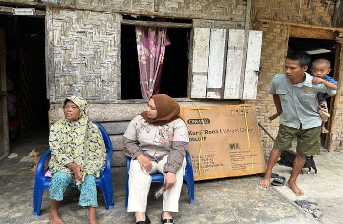 tangis_haru_sambut_bantuan_tria_novi_khairani_untuk_warga_lumpuh_di_labura