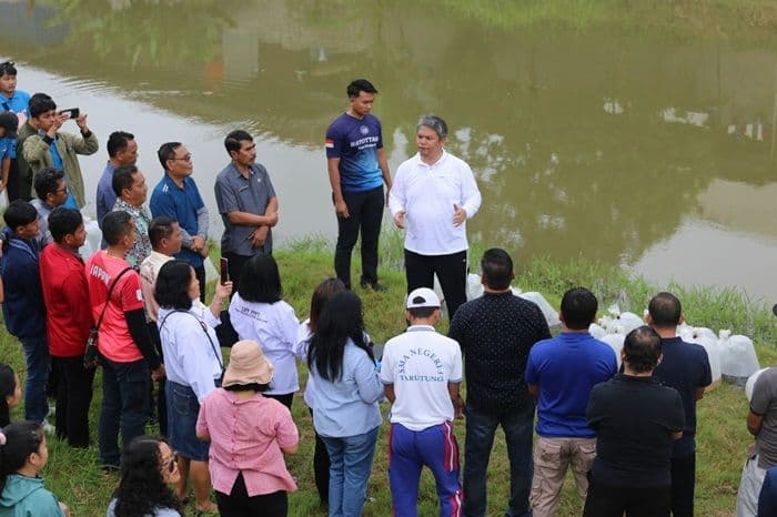 wabup_taput_pimpin_aksi_gotong_royong_dan_tebar_5000_bibit_ikan_di_aek_sigeaon