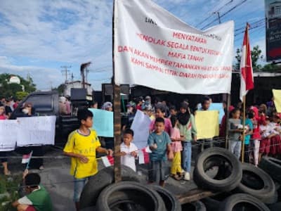 warga_desa_helvetia_blokade_jalan_tolak_eksekusi_lahan