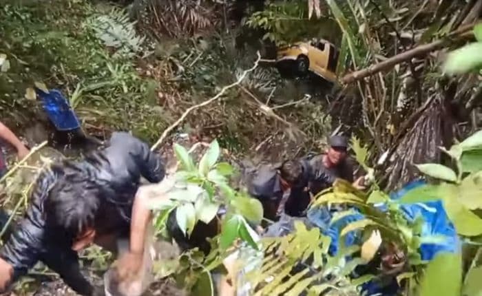 angkot_trayek_63_terjun_ke_jurang_di_dairi_seluruh_penumpang_selamat