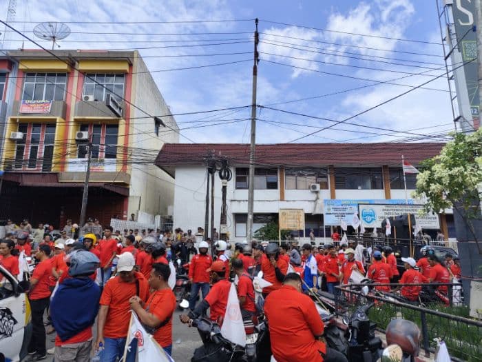 datangi_kantor_disnaker_di_siantar_buruh_tuntut_upah_lembur