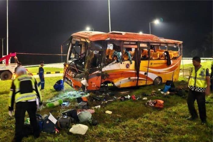 kecelakaan_bus_als_di_tol_padangsicincin_2_tewas_29_lukaluka_sopir_kabur