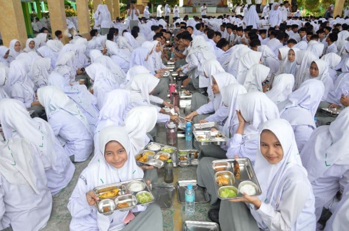 program_makan_bergizi_gratis_perdana_di_man_2_deli_serdang_disambut_antusias