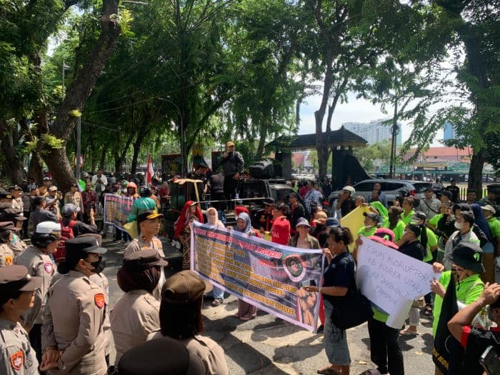 puluhan_massa_ampri_geruduk_dprd_sumut_sampaikan_8_tuntutan_nasional