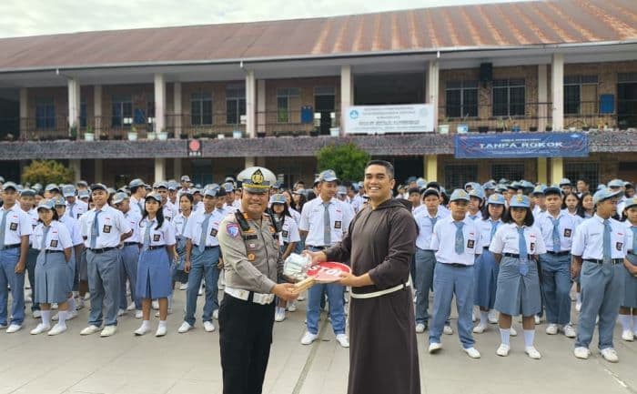 satlantas_polres_samosir_serahkan_perlengkapan_lalu_lintas_kepada_pks_sma_santo_mikhael