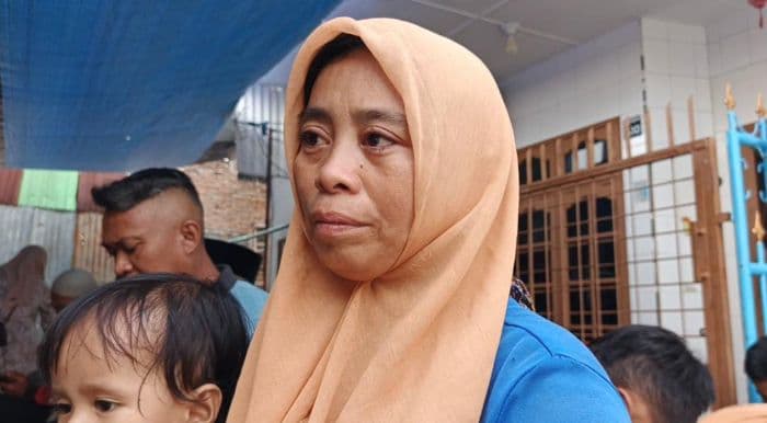 tangis_ibu_karateka_sumut_muhammad_dhijey_lexsie_korban_kecelakaan_bus_di_sumbar