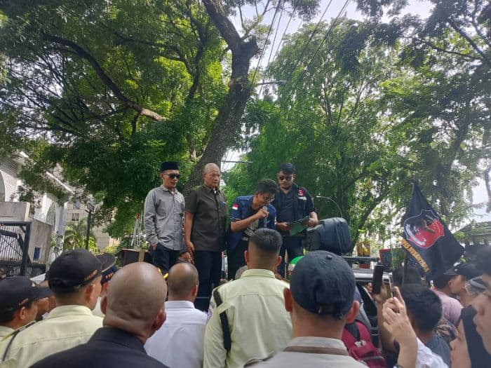 wakil_ketua_dprd_sumut_janji_tindaklanjuti_tuntutan_massa_ampri