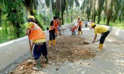 banjir_di_jalan_pertumbukanbandar_dolok_diatasi_dengan_pembangunan_tembok_penahan