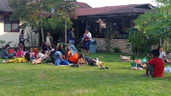 desa_parbuluan_vi_mencekam_puluhan_warga_mengungsi_ke_polres_dairi_minta_perlindungan_hukum