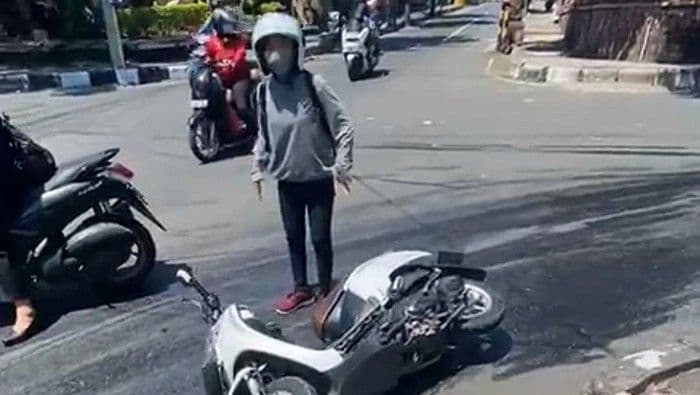 waspada_tumpahan_minyak_cpo_di_jalan_perkebunan_bukit_lawang_sebabkan_sejumlah_pengendara_terjatuh
