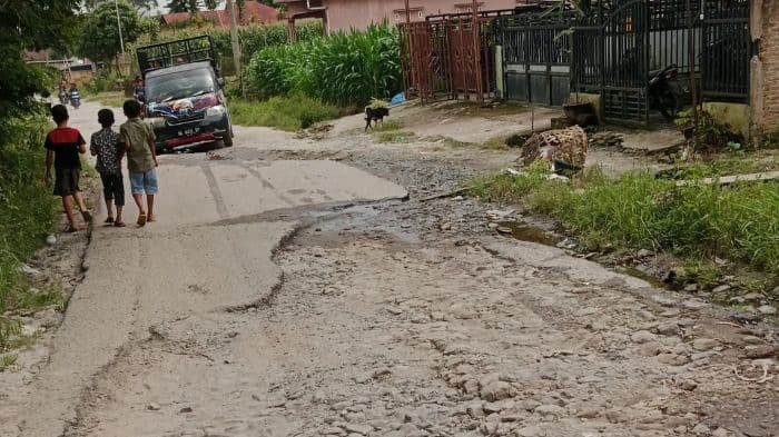 akses_jalan_ke_sibuntuon_rusak_parah_dprd_sumut_janji_segera_diperbaiki