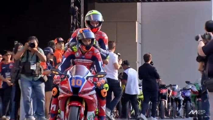 motogp_season_launch_2025_joan_mir_tahan_malu_marc_marquez_ikutikutan_jalan_kaki