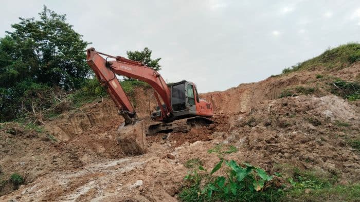 warga_pertanyakan_alat_berat_terparkir_di_jalan_desa_nakes_sergai