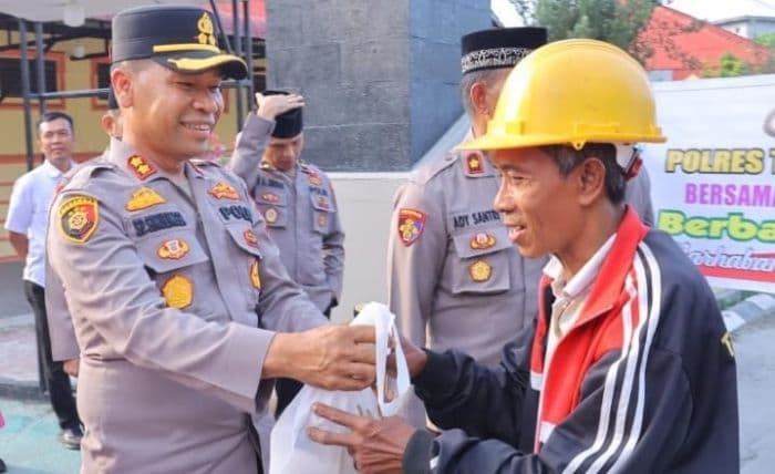 kapolres_tebing_tinggi_bagikan_100_takjil_kepada_masyarakat