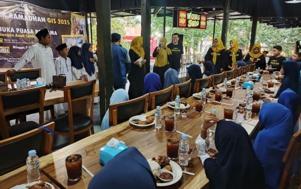 komunitas_di_medan_ajak_anak_penghafal_alquran_buka_puasa_di_restoran