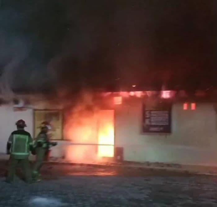 minggu_subuh_polsek_helvetia_terbakar