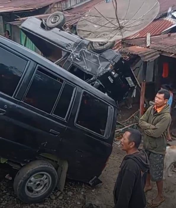 mobil_l300_terguling_di_dairi_timpa_rumah_dan_mobil_hingga_hancur