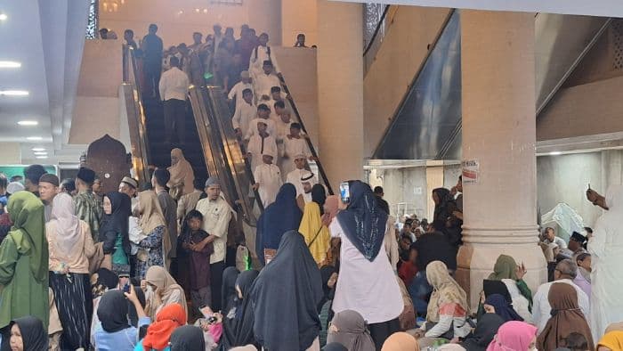 ribuan_jemaah_hadiri_buka_puasa_bersama_raja_salman_di_masjid_agung_medan_
