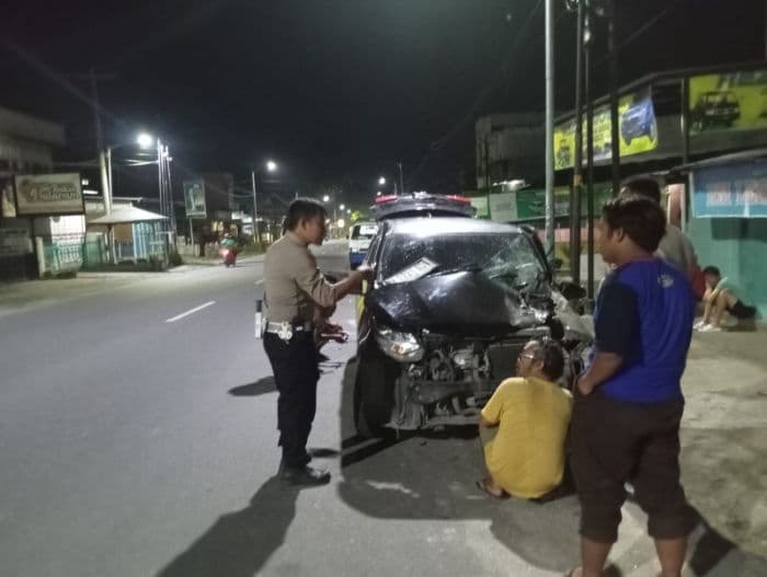 sopir_taxi_online_dilarikan_ke_rumah_sakit_usai_tabrak_truk_di_simpang_dua_siantar