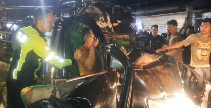 tabrak_dump_truk_parkir_di_jalinsum_batu_bara_sopir_pikap_terjepit