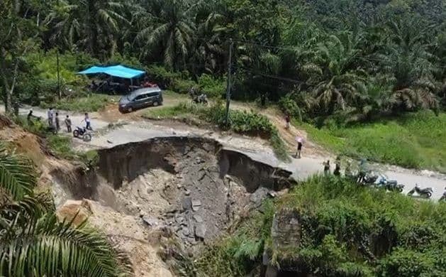dprd_sumut_minta_pemprov_atasi_jalan_putus_di_mandoge_asahan