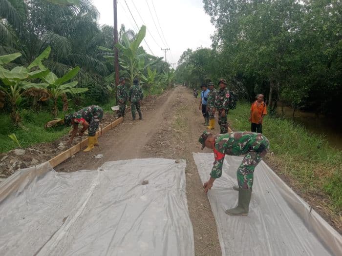 pengerjaan_jalan_cor_beton_di_desa_silo_bonto_harapan_baru_petani_kelapa
