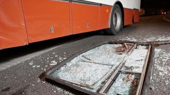 bus_angkut_mahasiswa_tabrak_minivan_di_malaysia_15_orang_tewas_