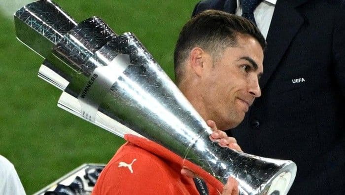 cristiano_ronaldo_angkat_trofi_lagi_bersama_portugal_di_usia_40_tahun_