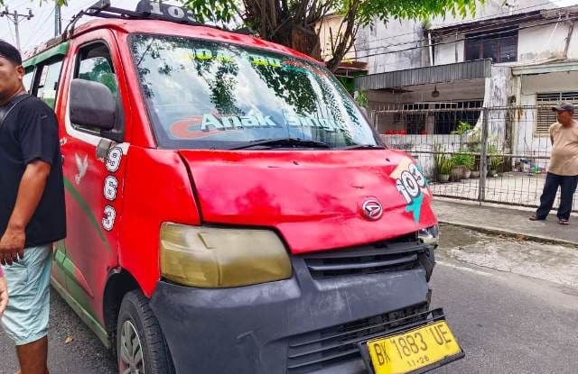 hilang_kendali_angkot_di_medan_tabrak_betor_mobil_dan_halte_bus