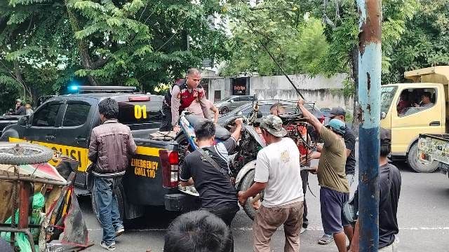 ini_pengakuan_sopir_angkot_tabrak_betor_mobil_dan_halte_bus_di_medan