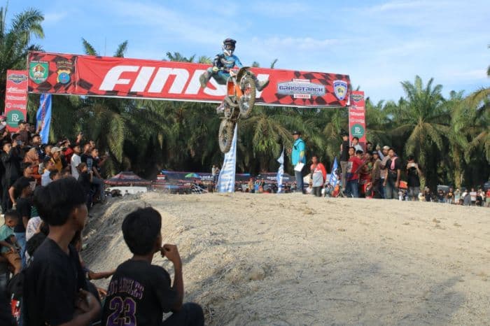 kejurnas_grasstrack_2025_di_kisaran_bupati_asahan_momen_melahirkan_atlet_berbakat
