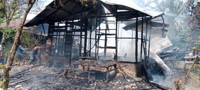 diduga_korsleting_dua_rumah_di_langkat_ludes_terbakar
