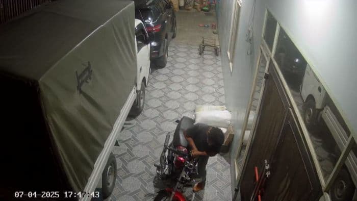 dua_motor_milik_abang_beradik_di_helvetia_dicuri_tiga_pelaku_terekam_cctv