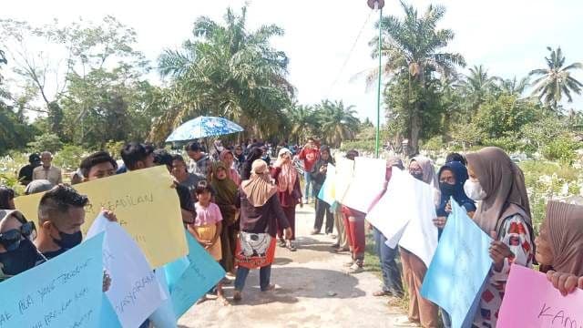 ekshumasi_korban_penganiayaan_diwarnai_demo_warga_pangkalan_susu