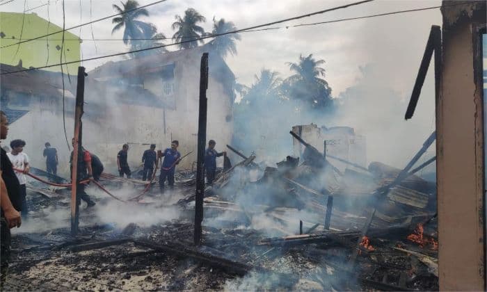 empat_kios_dan_satu_rumah_di_padangsidimpuan_ludes_terbakar_