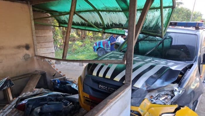 mobil_patroli_polisi_tabrak_mopen_dan_seruduk_warung_warga_di_simalungun